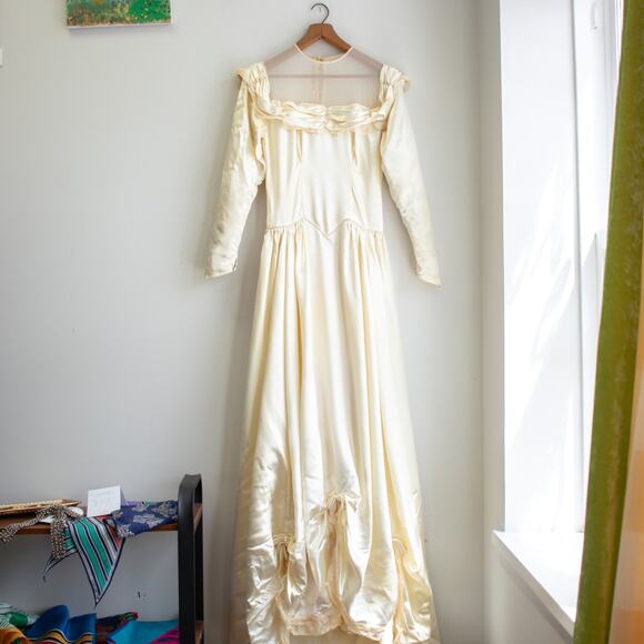 Vintage Satin Cream Lace Trim Wedding Dress Modern Size Medium - Picture 1 of 9